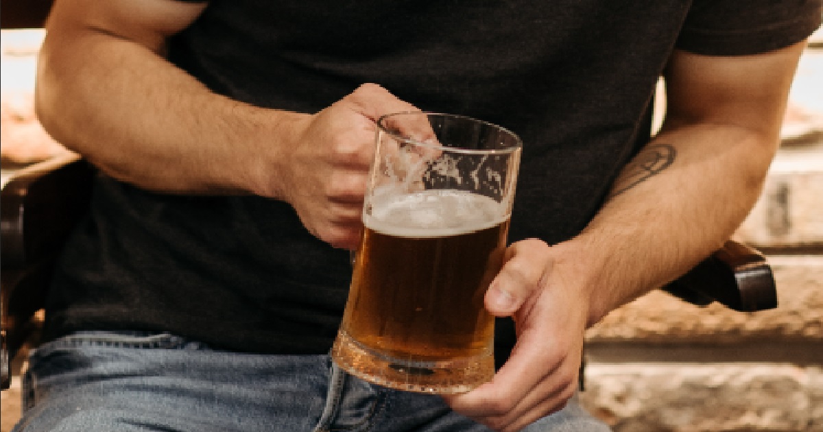 ALCOHOLIC MAN DRINKS 1 JUG OF BEER FOR ALL HIS 3 MEALS, NOW LOOK LIKE BALLOON