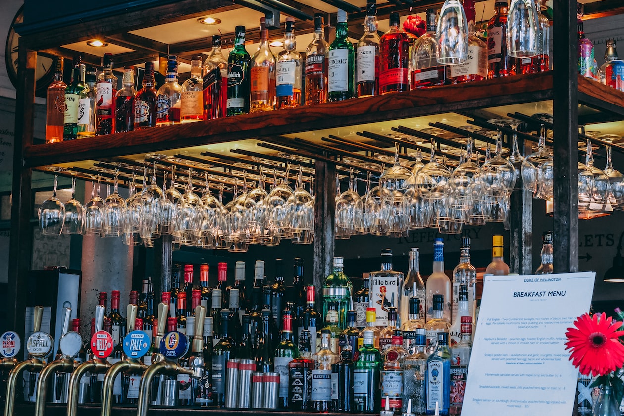 GIRL AND HER DRINKING KAKIS GOES PUB HOPPING TO GET FREE DRINKS FROM GUYS