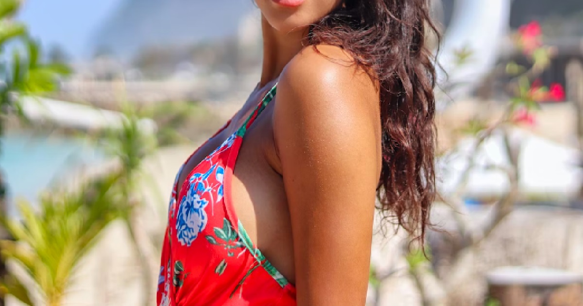 GIRL HAS A CRUSH ON FRIEND’S SINGLE DAD, WEARS REVEALING TO SEDUCE HIM
