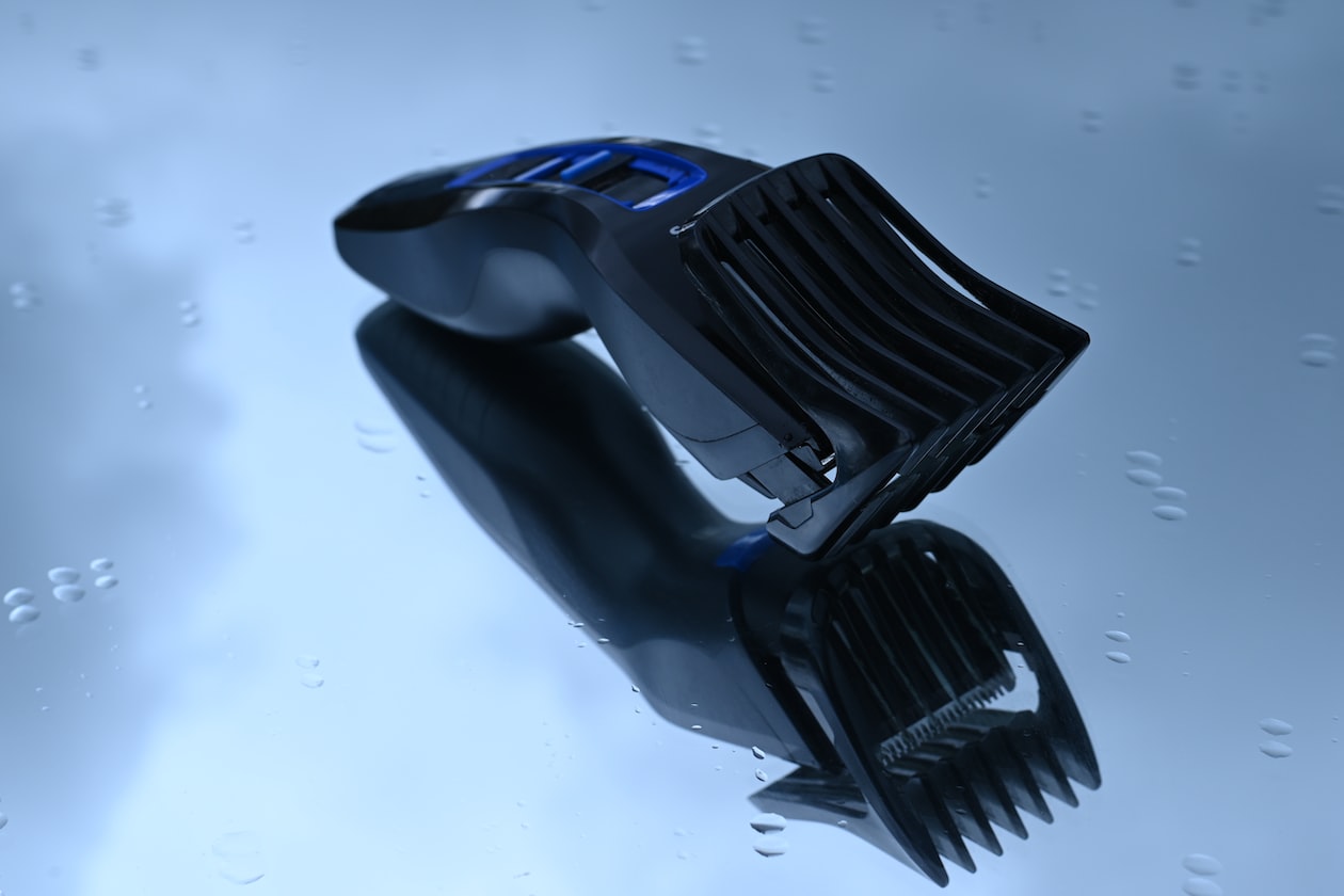 GF BOUGHT BF A SHAVER FOR HIS BIRTHDAY AS SHE CANNOT TAHAN HIS ‘AMAZON’ FOREST