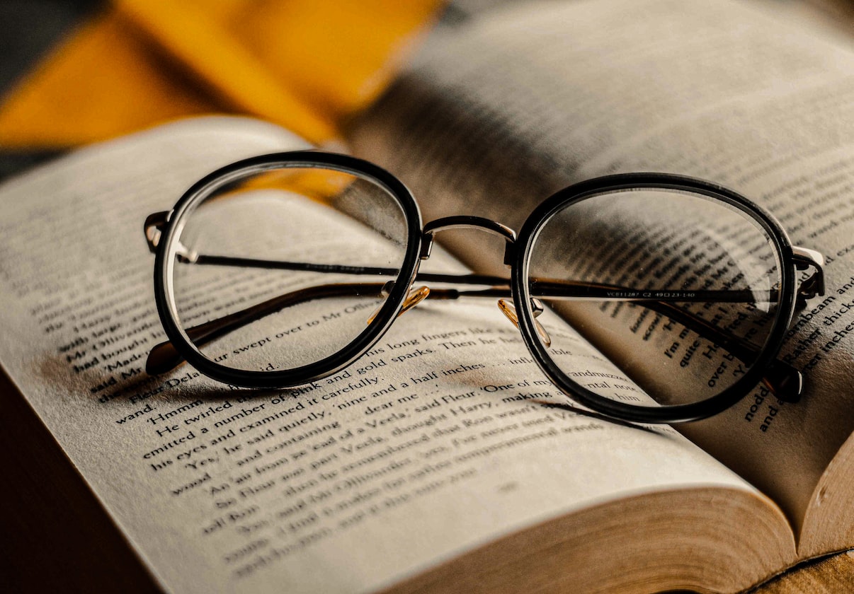 MAN MAKES FUN OF NERDY FRIENDS IN SCHOOL, NOW THEY ALL MARRIED BUT HE SINGLE