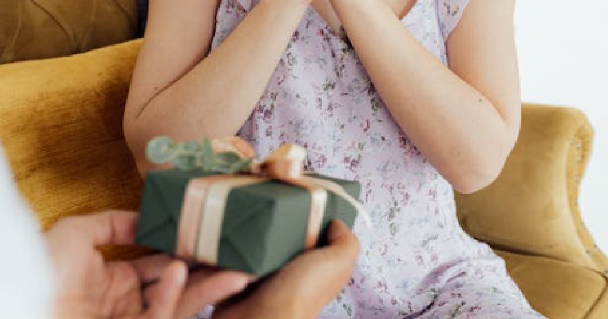 GUY SAYS VALENTINE’S DAY IS JUST A MARKETING GIMMICK TO MILK MONEY FROM GUYS