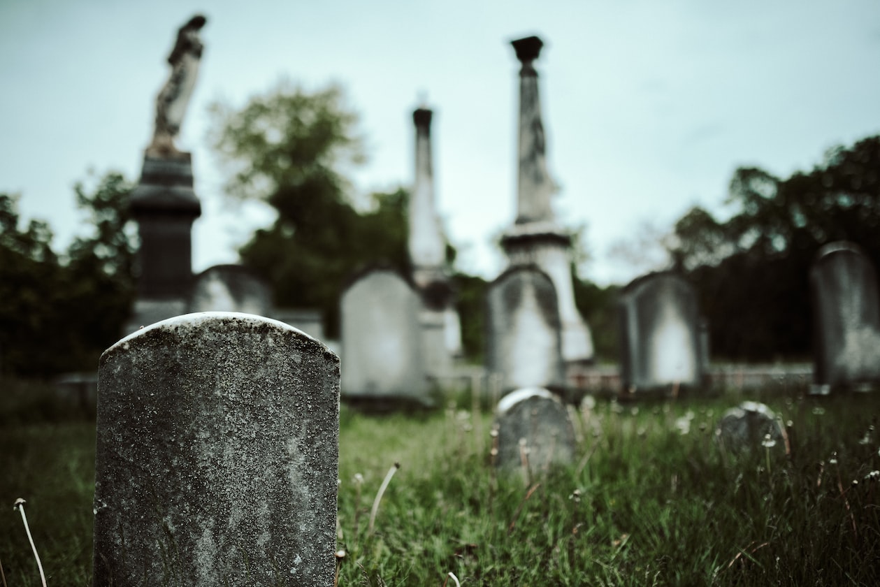 MAN COMPLAINS NEIGHBOUR NOISY, KENA TOLD IF WANT PEACE GO LCK CEMETERY STAY