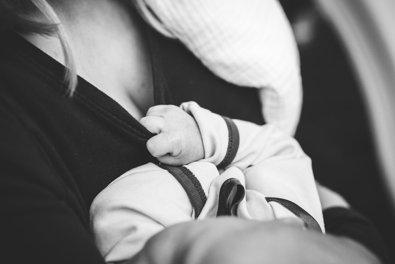 GIRL GLAD THAT HER CHEST ‘UPSIZE’ DURING PREGNANCY BUT NEVER ‘DOWNSIZE’ AFTER GIVING BIRTH