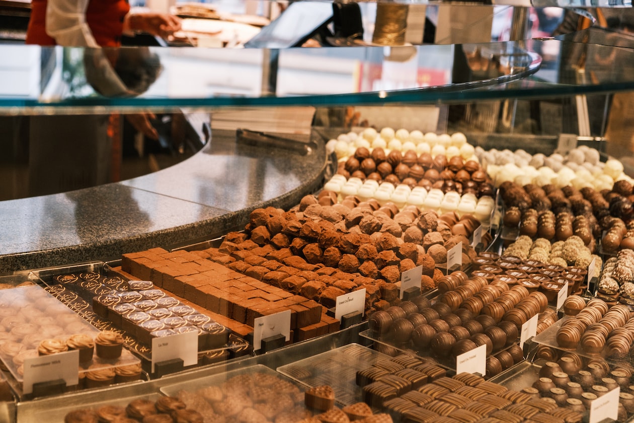 MAN ACT ATAS AND BUYS SWISS CHOCOLATE, BUT EAT IT LIKE ‘BARBARIAN’