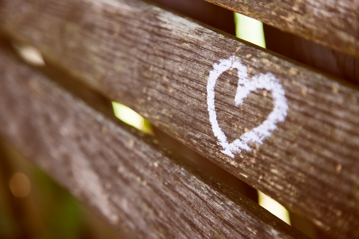 MAN IN LOVE WITH HIS STEP-SISTER, DOESN’T KNOW HOW TO TELL HIS STEP-MOM & FATHER