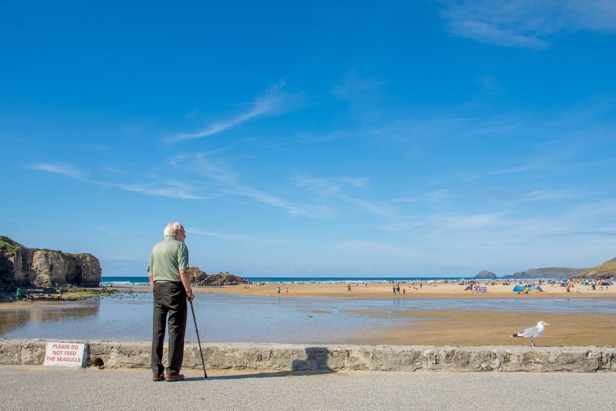 ELDERLY MAN ASK ME IF HIS PHONE IS SPOILT, BECAUSE HIS CHILDREN DON’T CALL HIM