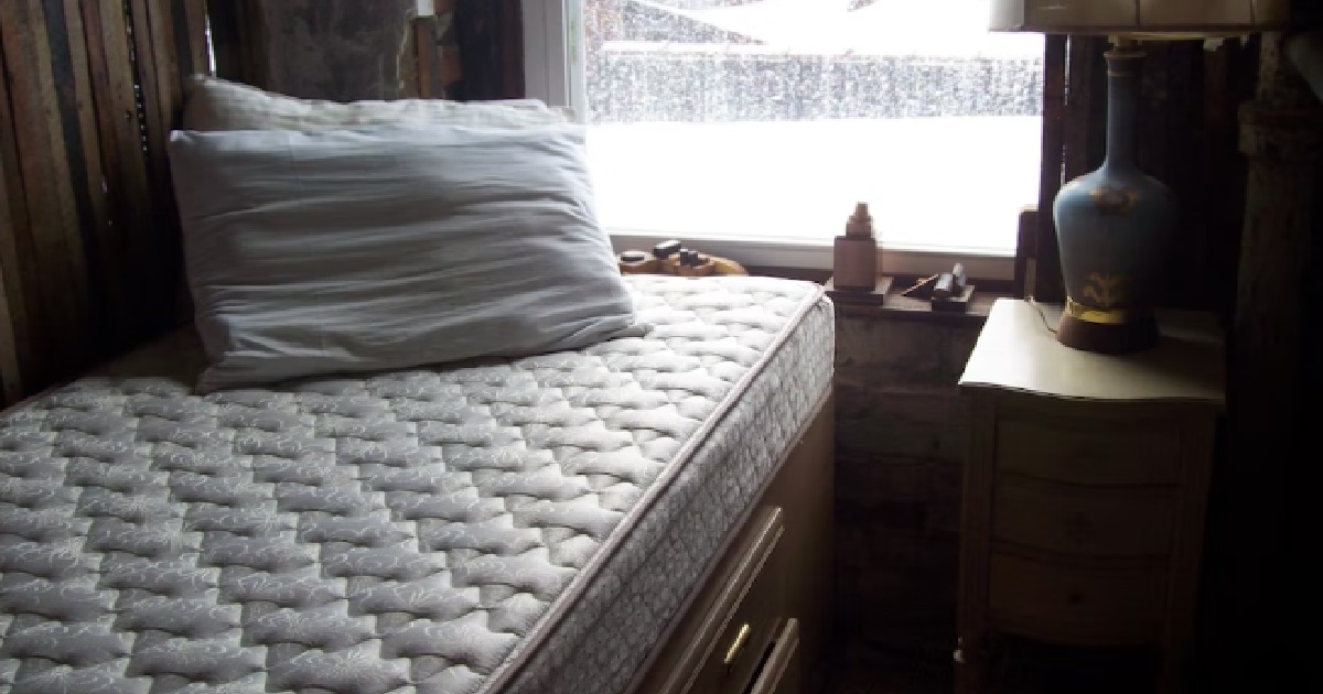 WOMAN’S BF EARNS 6-FIGURES, BUT ONLY SPENT $140 ON LOUSY HOTEL FOR ANNIVERSARY