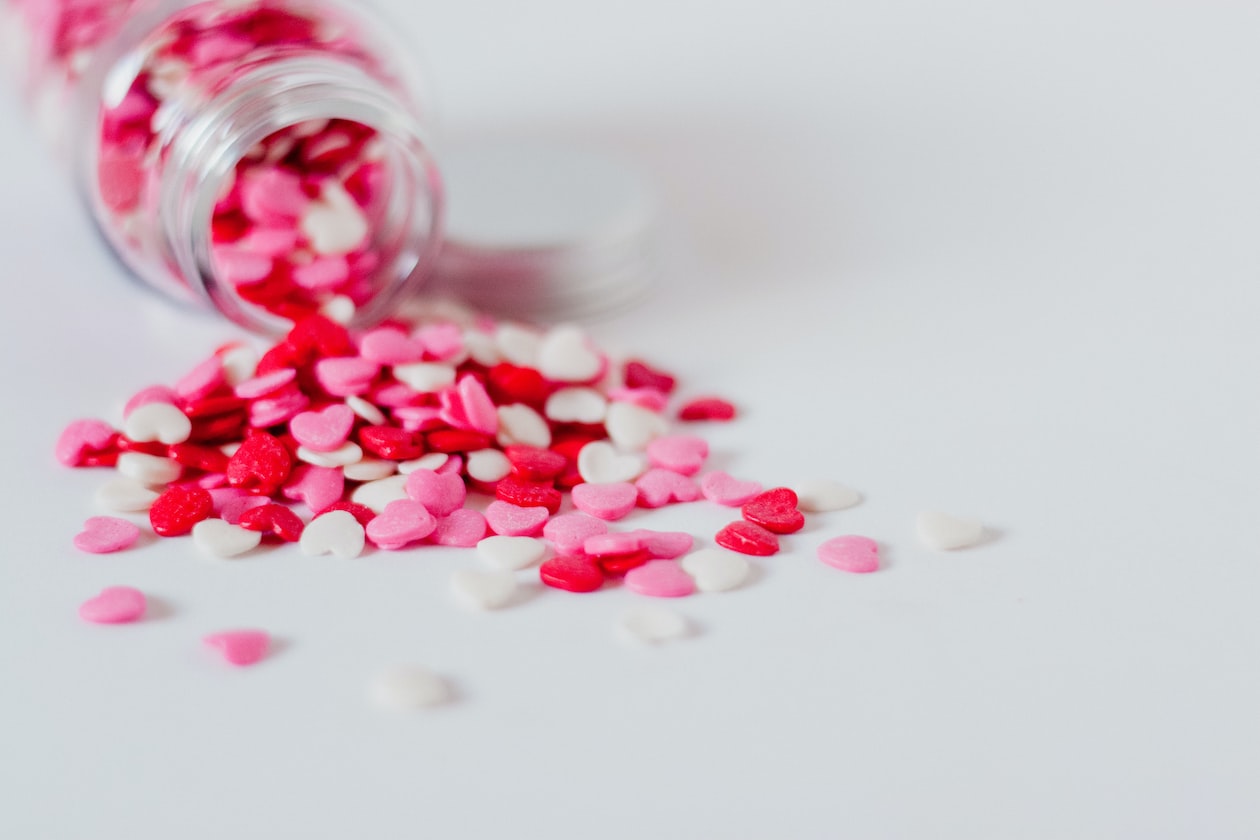 MAN’S COLLEAGUE CONFESSED TO HIM AFTER HE BOUGHT V-DAY CANDIES FOR THE OFFICE