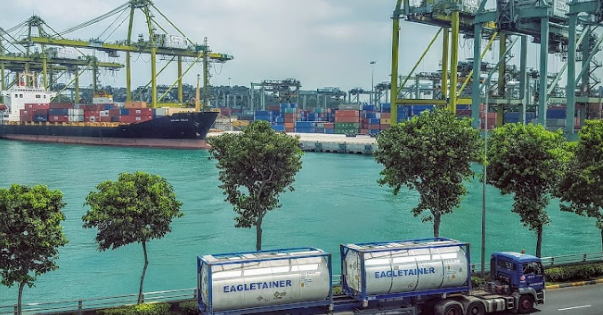 DRIVER DIES @ KEPPEL TERMINAL BECAUSE PRIME MOVER TRUCK FALLS INTO SEA
