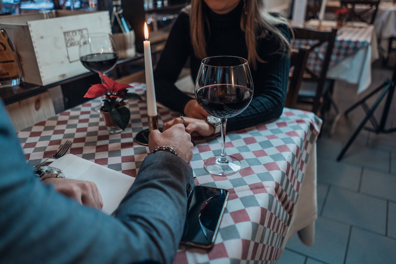 MAN FINDS OUT GIRL HE LIKES IS NOT SUITABLE DURING DATING, RUNAWAY FROM HER