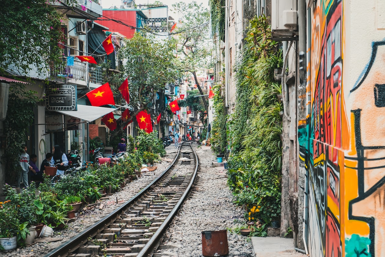 MAN SHARES HOW HE ‘BURNED’ S$30K ON HIS VIET WIFE WHO CHANGED AFTER MARRIAGE