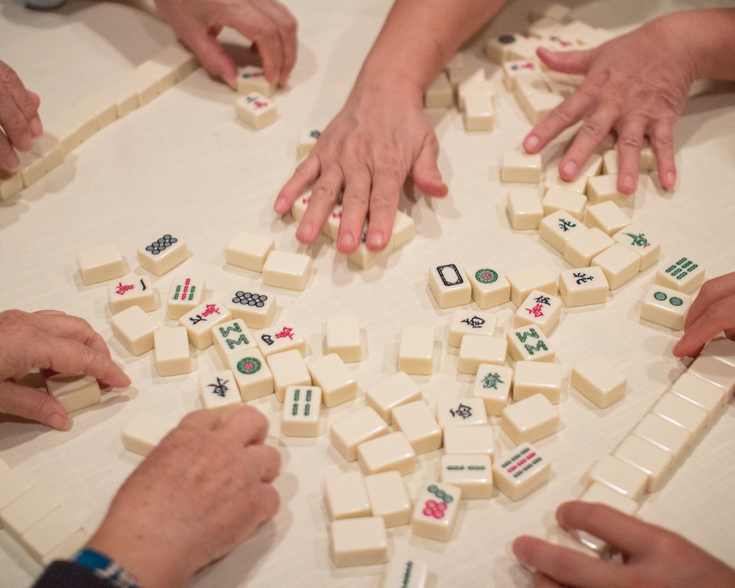 MAN THREW MAHJONG TILE AT FRIEND BECAUSE HE MOCKED HIM FOR LOSING