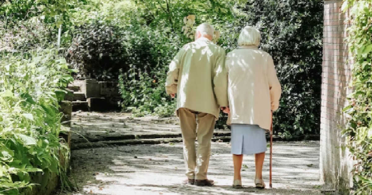 MAN BROKE DOWN WHEN HELPING OLD MAN WHO WANTED TO SEE GRANDKIDS BEFORE THEY SLEPT