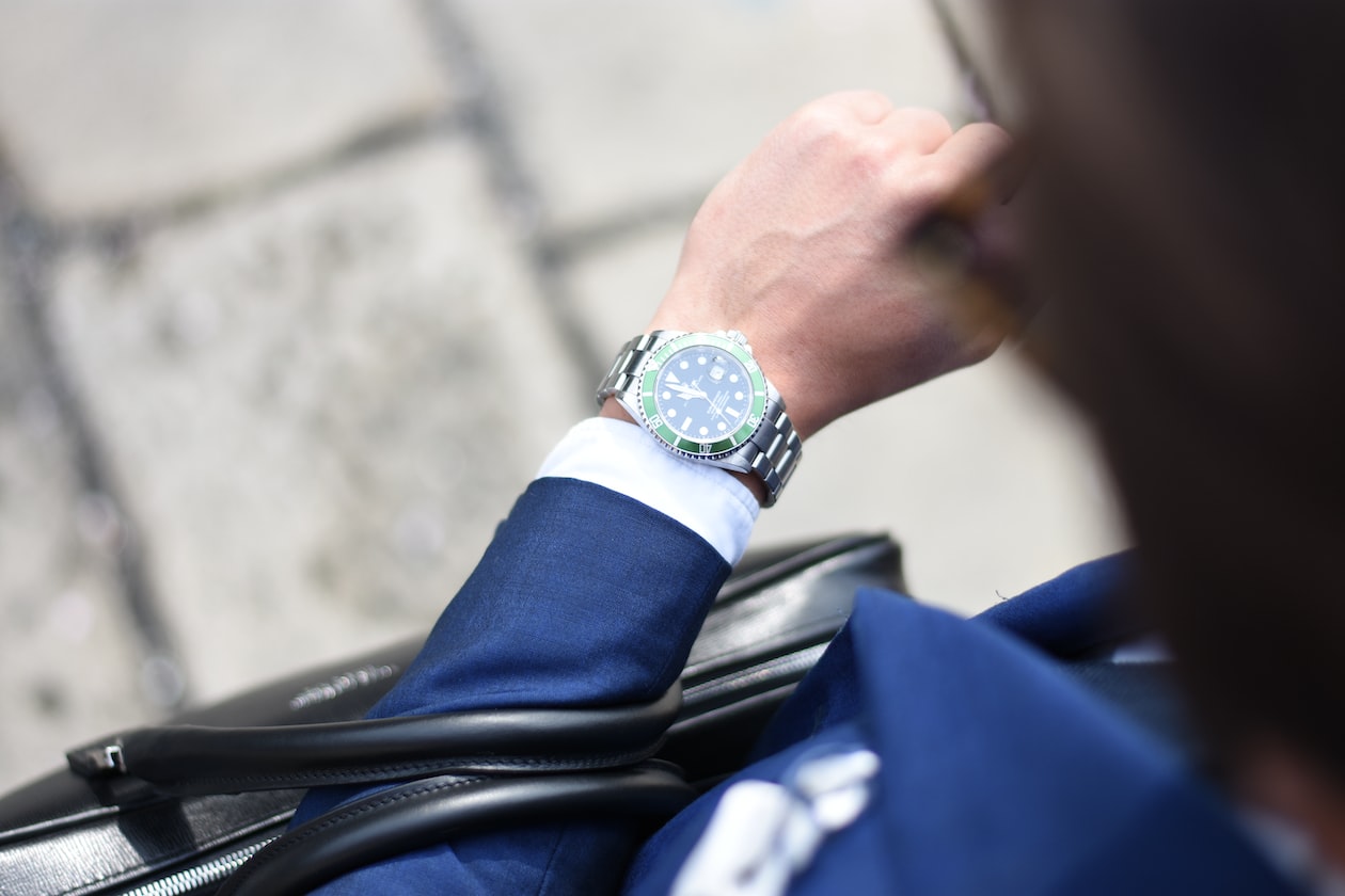 MAN SAYS THOSE THAT TAKE PICTURES & MUST SHOW THEIR ROLEX ARE ‘SHALLOW’