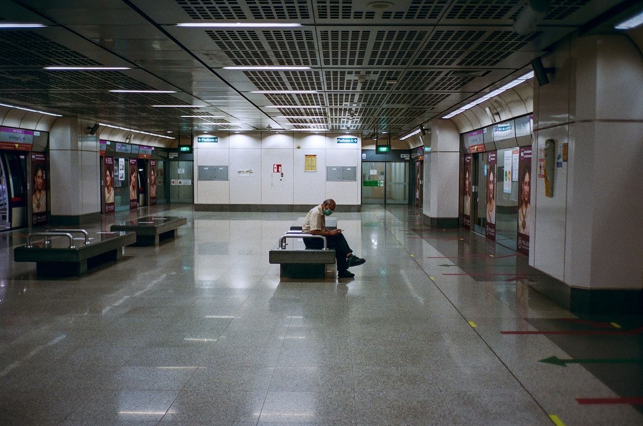 MAN ASK WIFE TAKE MRT TO THE HOSPITAL TO GIVE BIRTH TO SAVE MONEY