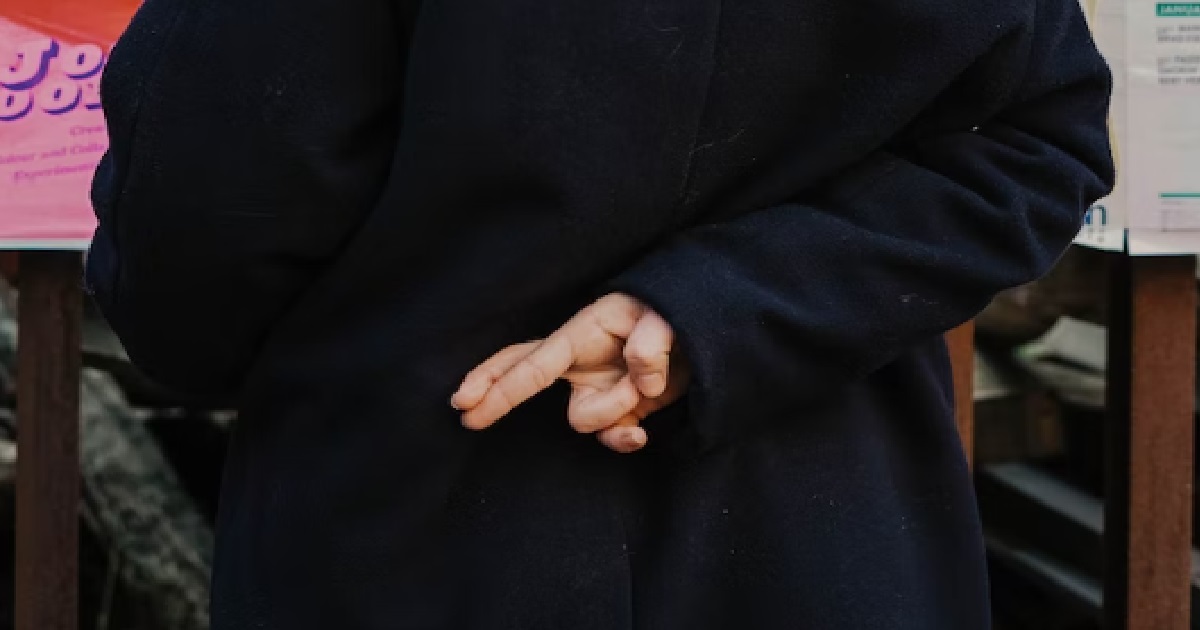 GIRL FOUND OUT DAD IS CHEATING WITH MUM’S SISTER, HELPED LIE TO HER FOR 9 YEARS