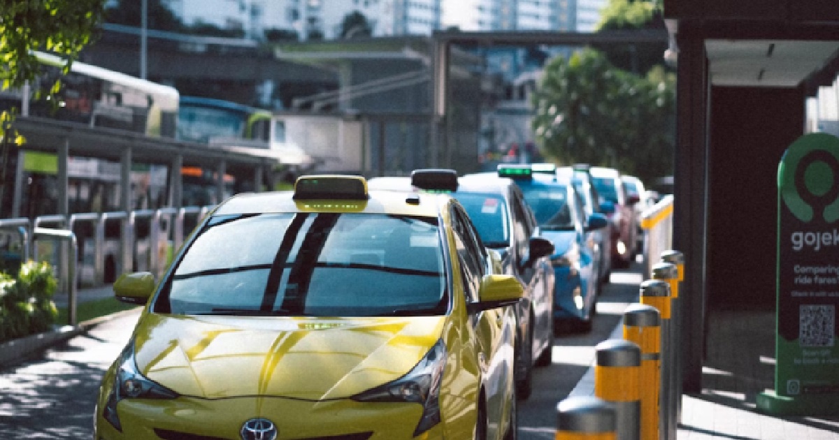 FOREIGN STUDENT DULAN WITH S’PORE TAXIS, WAIT 30 MINS FOR ONE & 2-3X MORE EXPENSIVE