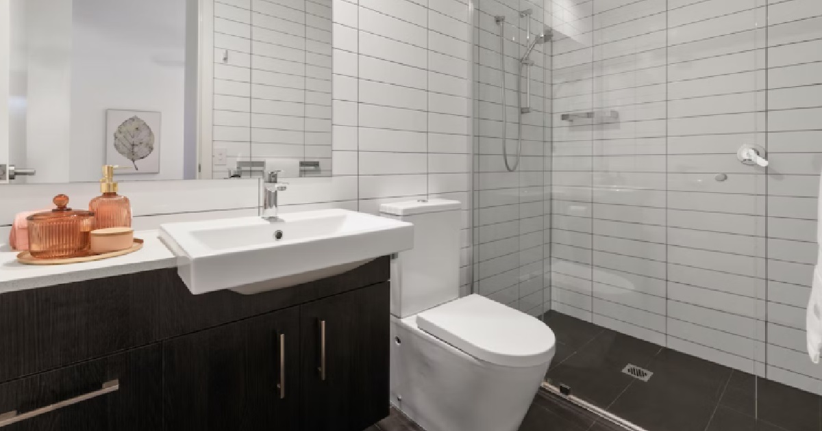 WOMAN SMEARS POOP ON ROOMMATE CAUSE SHE TOOK TOO LONG IN TOILET, JAILED 2 MONTHS