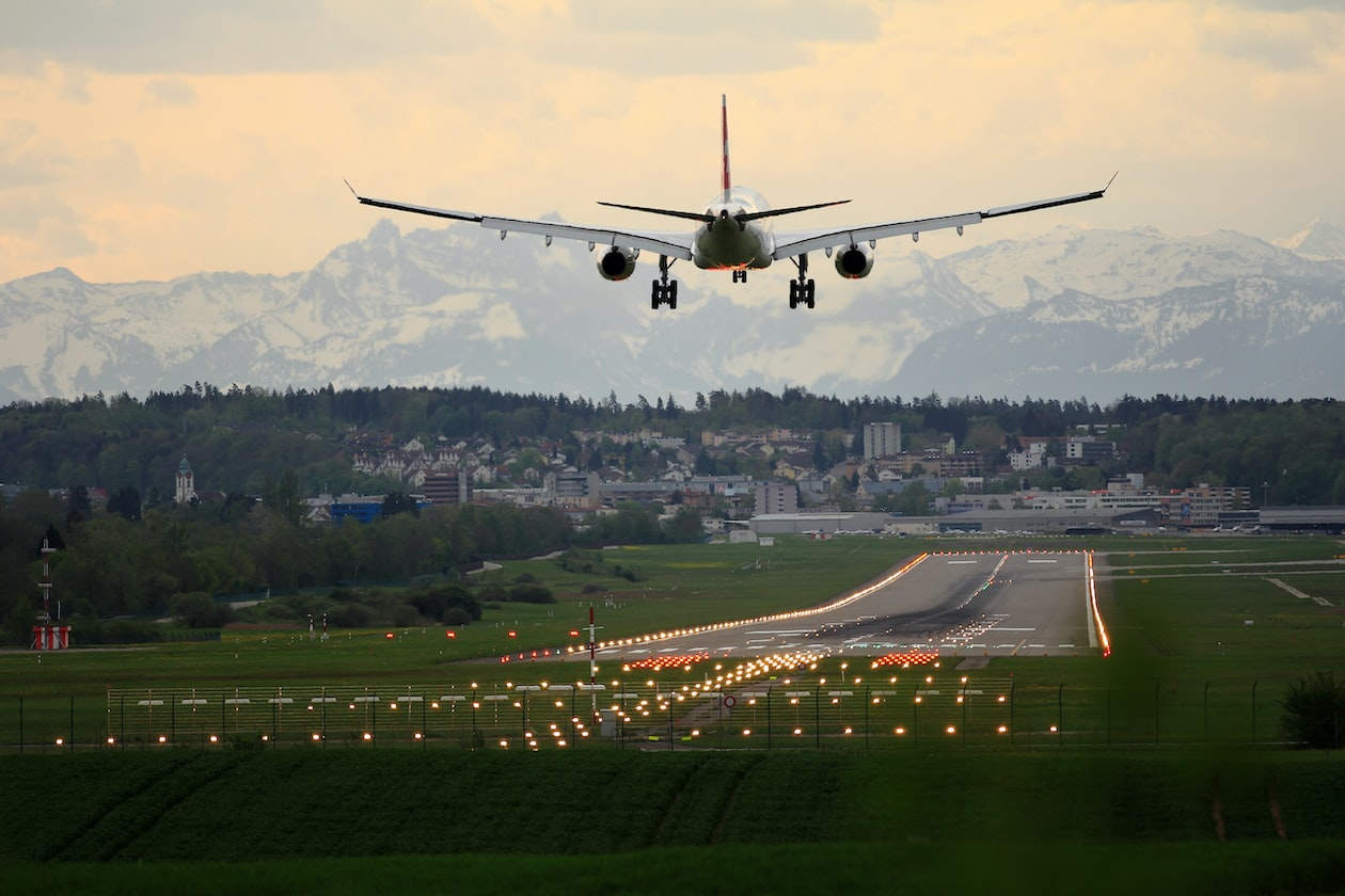 AIR STEWARD SAY ‘MILE HIGH CLUB’ NORMAL, SLEPT WITH STEWARDESS IN PLANE’S CREW BUNK