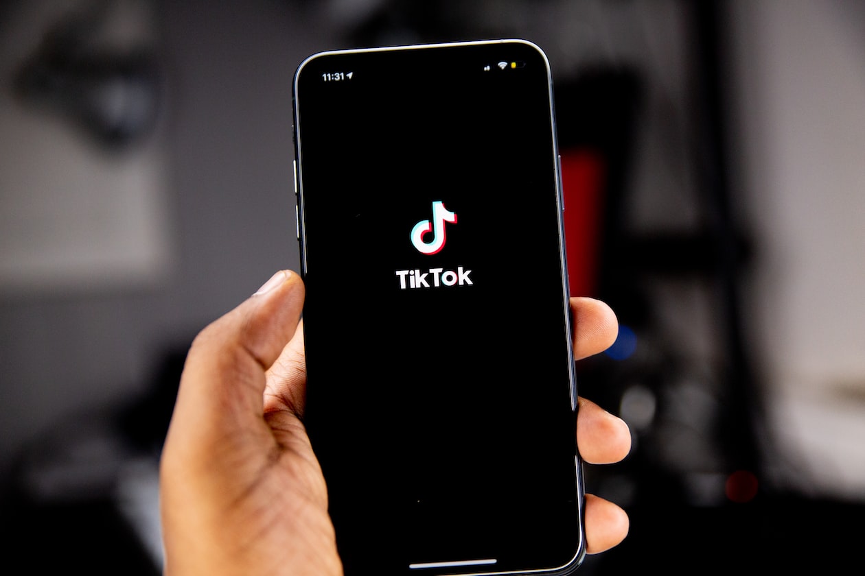 MAN SPENDS 4 WEEKS DELETING LIKED CONTENT ON TIKTOK CAUSE SCARED GF CHECK HIS PHONE