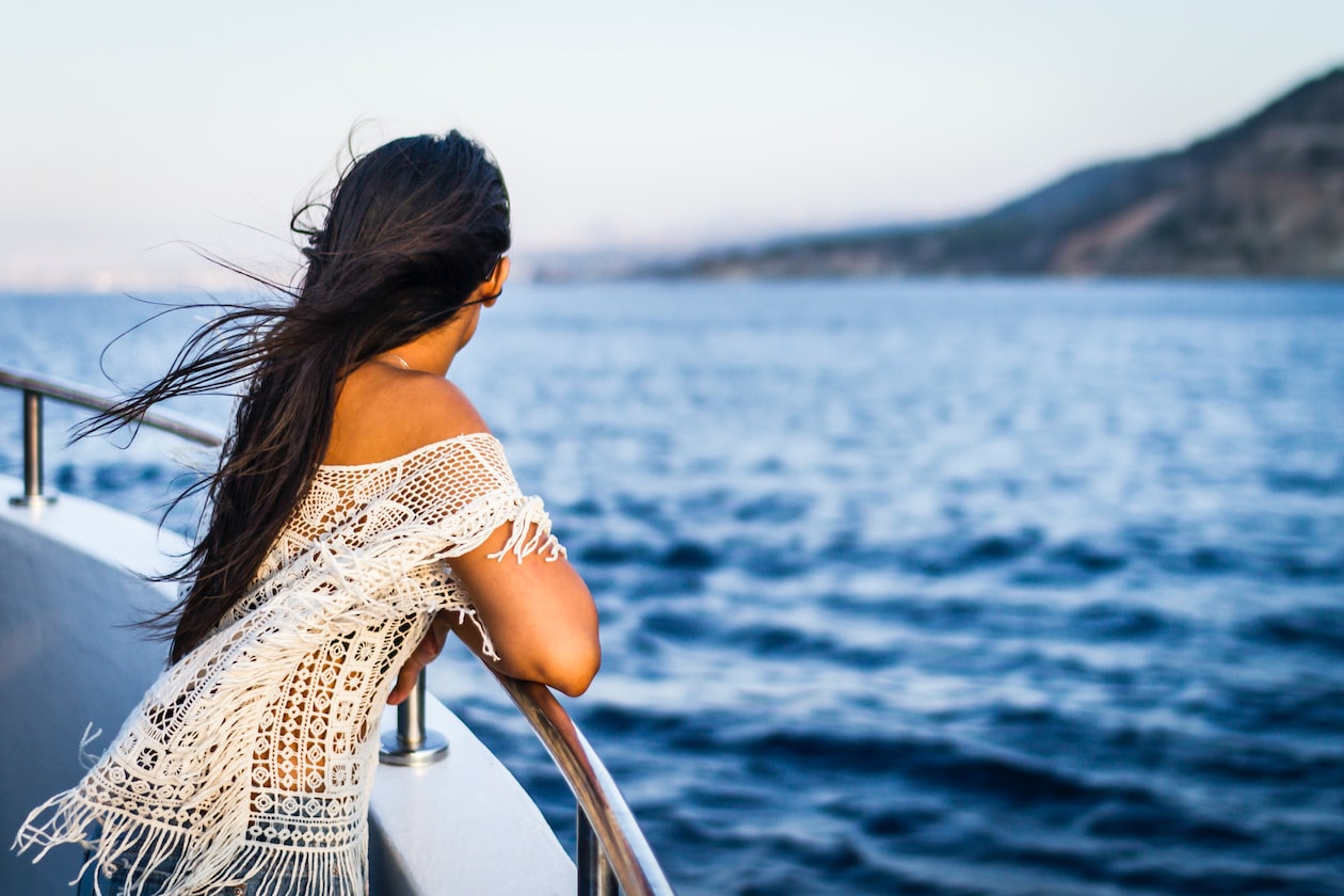 MAN INTERESTED IN GIRL BUT CHOSE HER UGLIER FRIEND BECAUSE SHE’S RICH