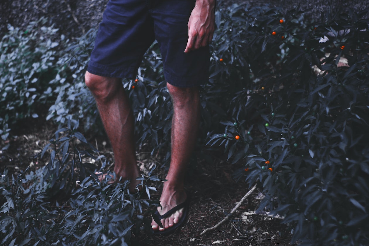 GIRL WALKS AWAY AFTER BF MEET HER WITH SLIPPERS AND SHORTS, “ACT ATAS GF”