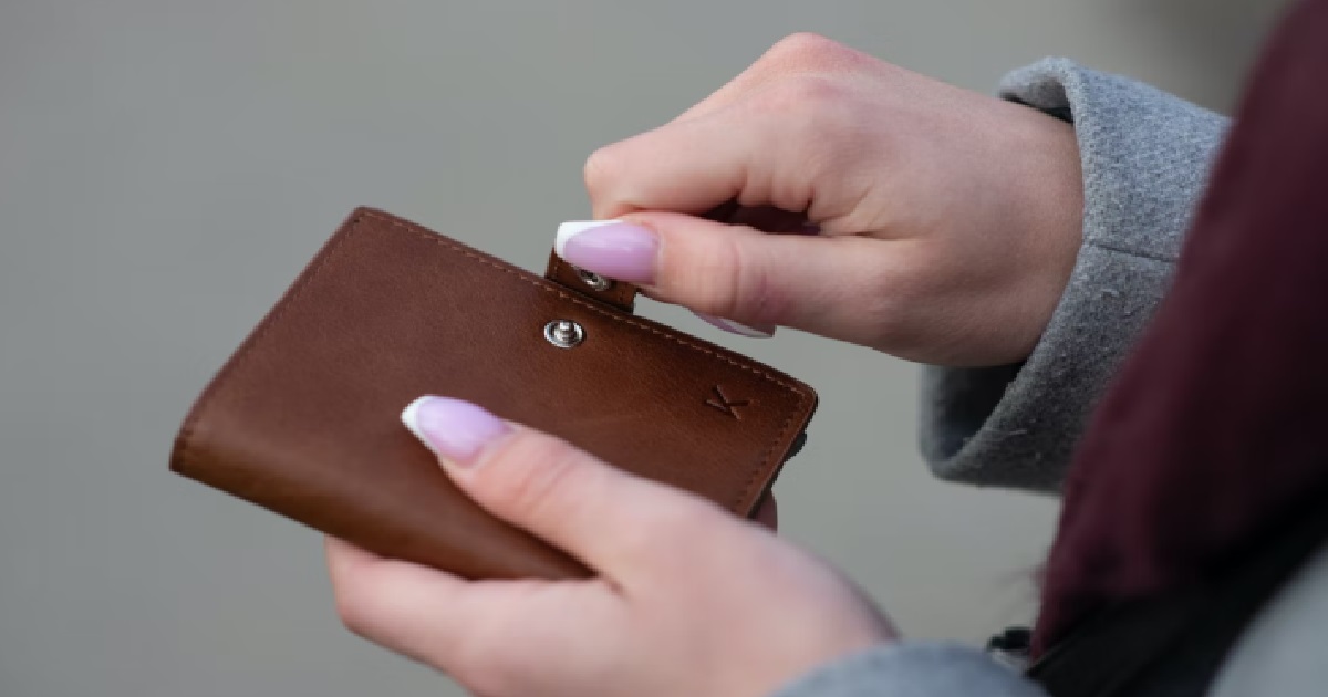 BF EARNING STEADY INCOME BUT STILL MAKES GF PAY FOR EVERYTHING LIKE A LEECH