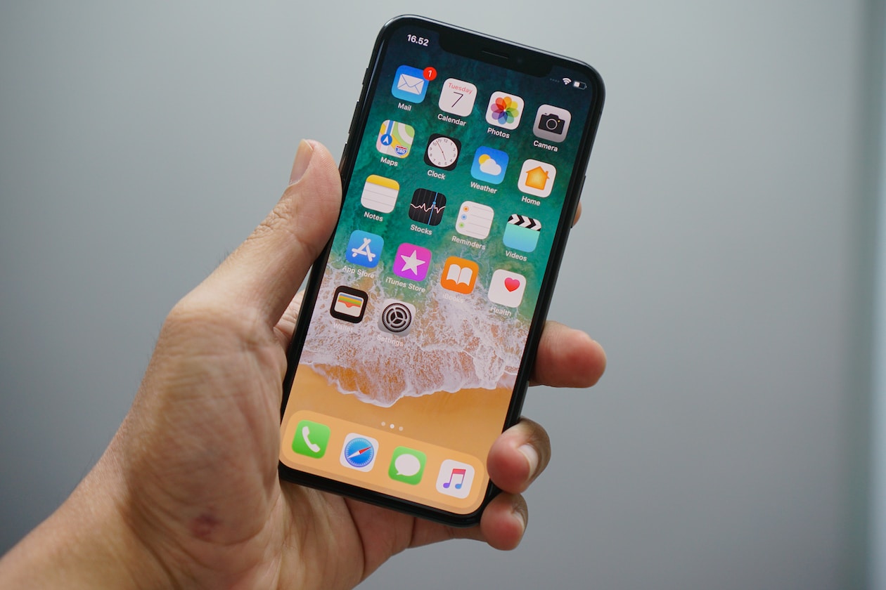 MAN REFUSE TO REFUND BUYER FOR FAULTY IPHONE BECAUSE BUYER NEVER CHECK PROPERLY