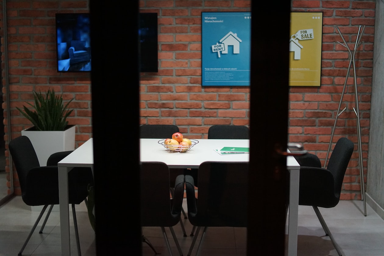 MAN RETURNS TO OFFICE AT NIGHT AND SAW MALE COLLEAGUE INTIMATE WITH MALE BOSS