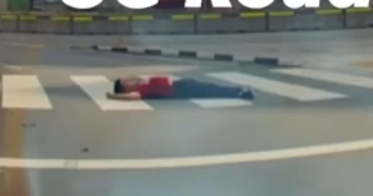 CRAZY MAN LIE DOWN IN MIDDLE OF THE ROAD TO FULFIL HIS DREAM OF BEING A ROAD HUMP
