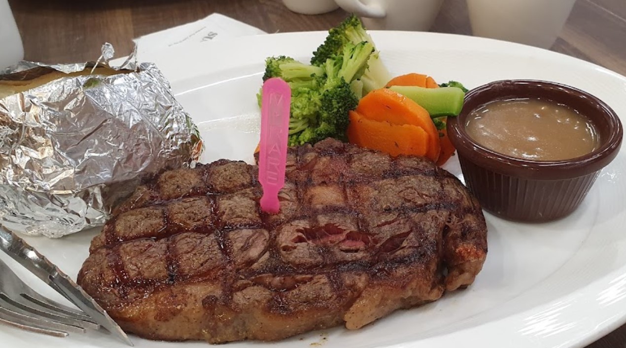 MAN SEES PRI SCH KIDS EATING @ ASTONS BEHAVING LIKE RICH DISRESPECTFUL SPOILT BRATS