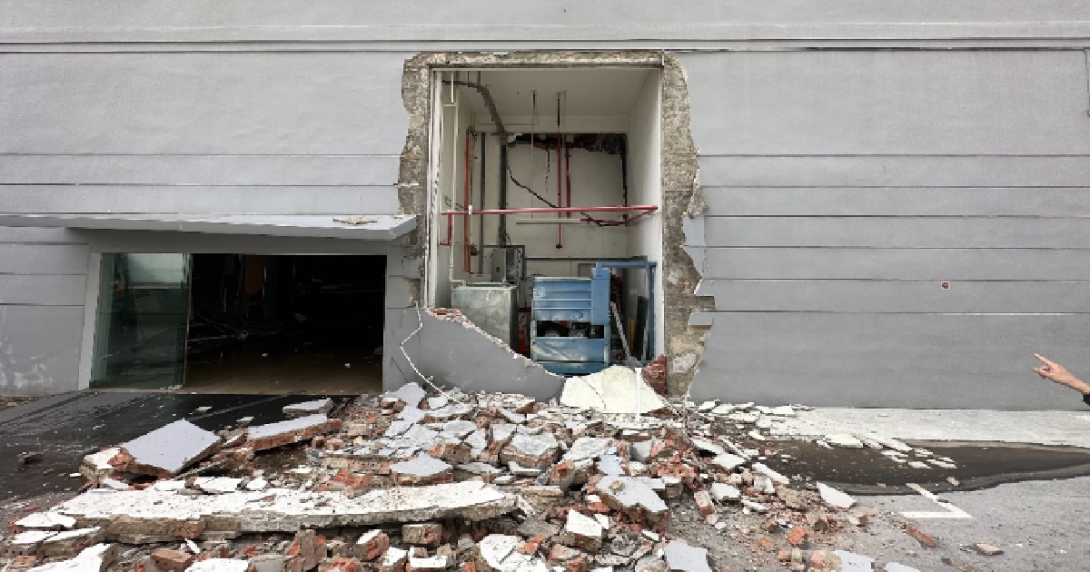 EXPLOSION AT AUDI SERVICE CENTRE IN UBI, 1 PERSON SENT TO HOSPITAL & 100 EVACUATED