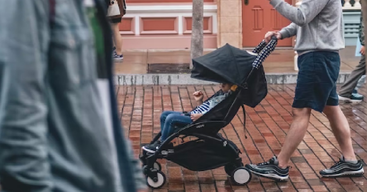 UNCLE PUSHED WOMAN’S STROLLER WITH CHILD INSIDE, SAYS “I NEVER TOUCH YOUR DAUGHTER WHAT!”
