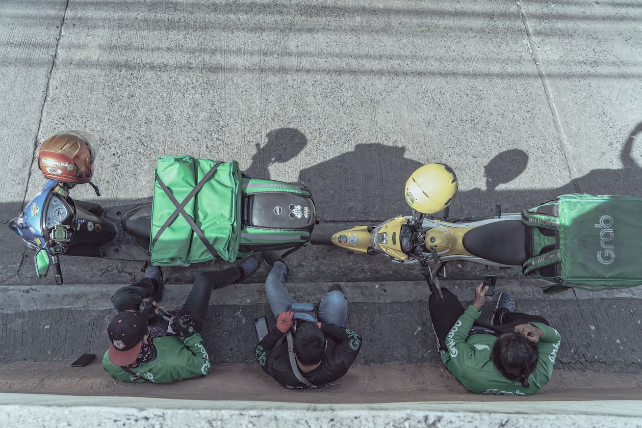 MAN SAW CHIO GRABFOOD CYCLIST, SAYS HER SMILE SO WARM UNTIL NO NEED THERMAL BAG