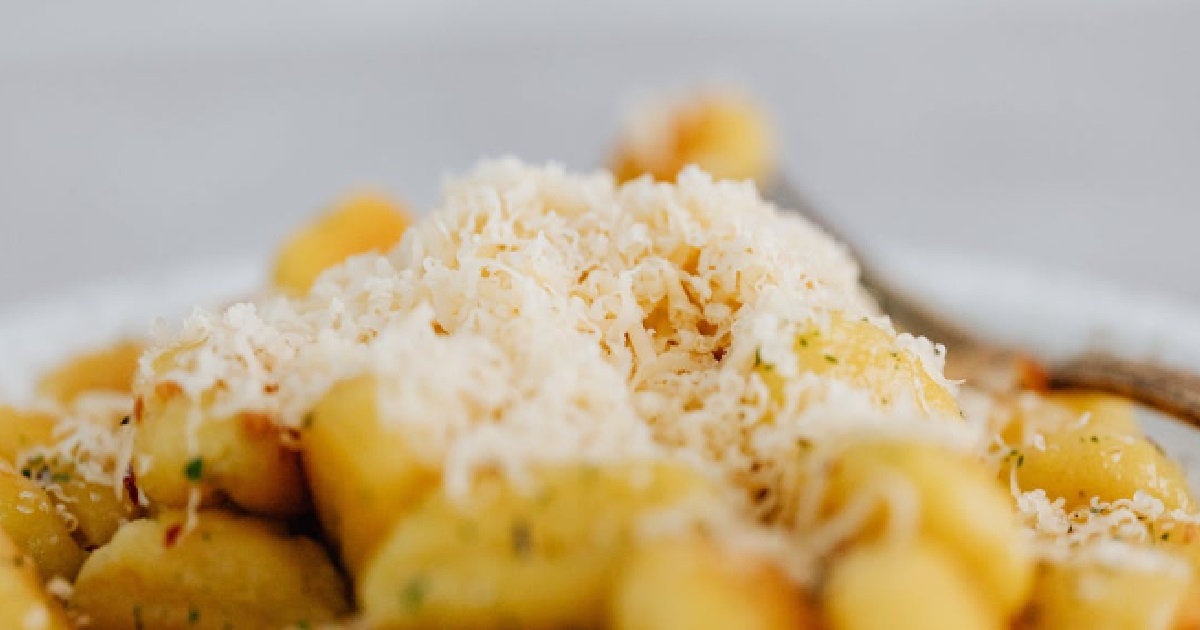 BF’S KKJ SMELL LIKE FISH, PCC ALREADY NO SHOWER & COLLECT THE “CHEESE” INSIDE