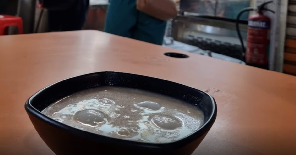 WOMAN ORDERED 2 DESERTS BUT ASK FOR 5 EXTRA BOWLS, GOT REFUSED THEN SCREAMS AT HAWKER