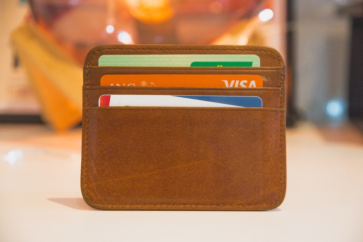 MAN RACING AGAINST TIME EVERY MONTH TO REPAY CREDIT CARDS, REGRETS APPLYING