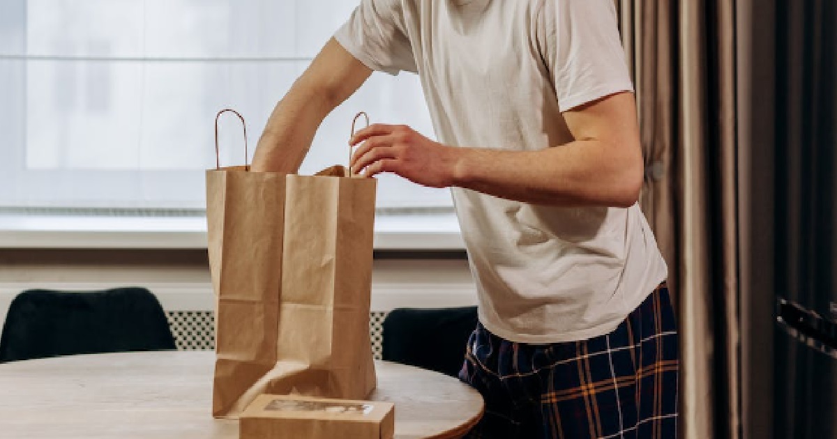 BF ORDERS FOOD FOR GF TO CHEER HER UP, GF ANGRY: “WHY NEVER BUY FOR MY FAMILY ALSO!”