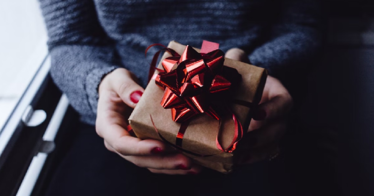 MUM FORCES DAUGHTER TO BUY SOUVENIRS FOR WHOLE FAMILY WHENEVER SHE GOES OVERSEAS