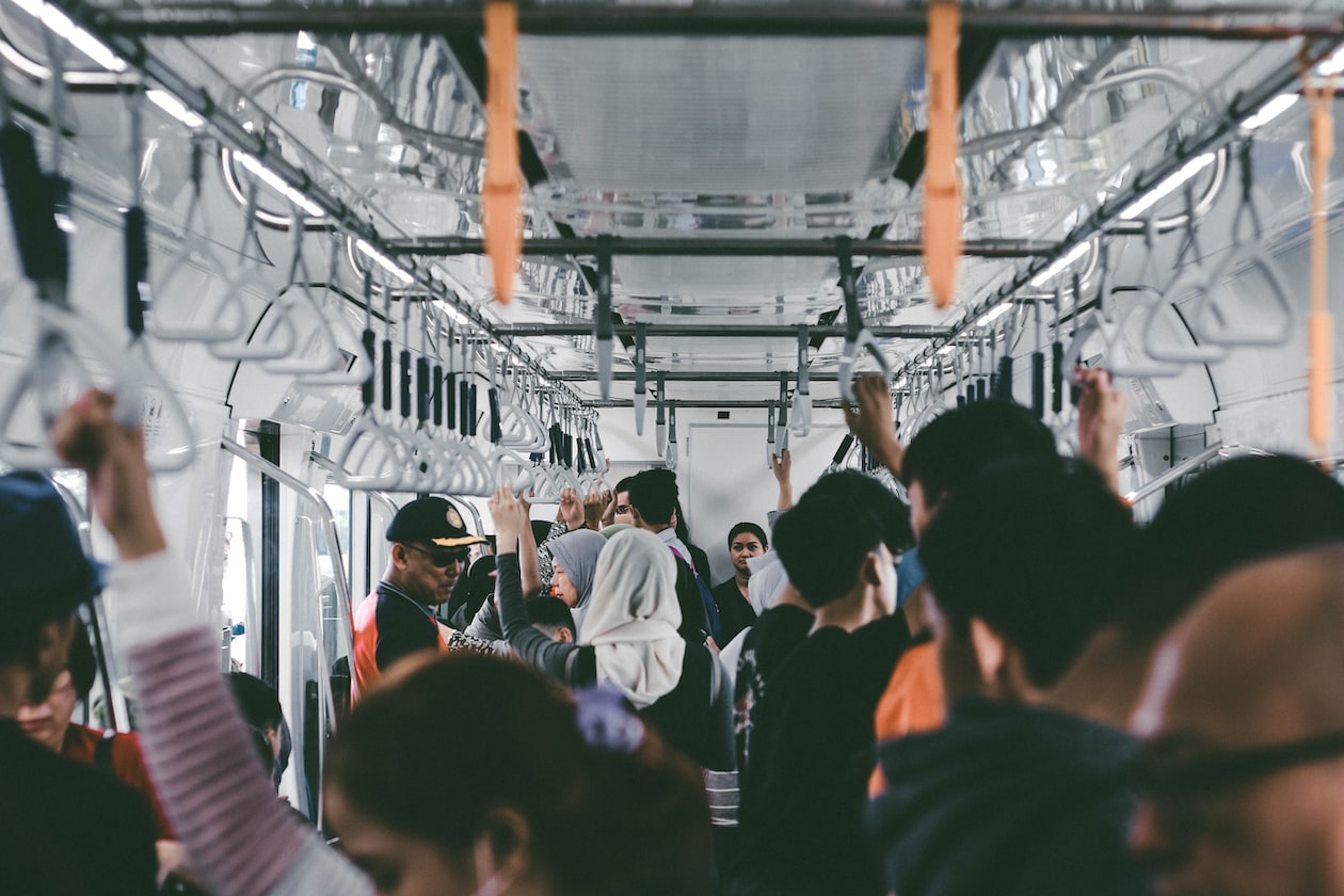 MAN SQUEEZES ON MRT EVERY DAY, CANNOT TAHAN PEOPLE TALK SO LOUD SALIVA FLY EVERYWHERE