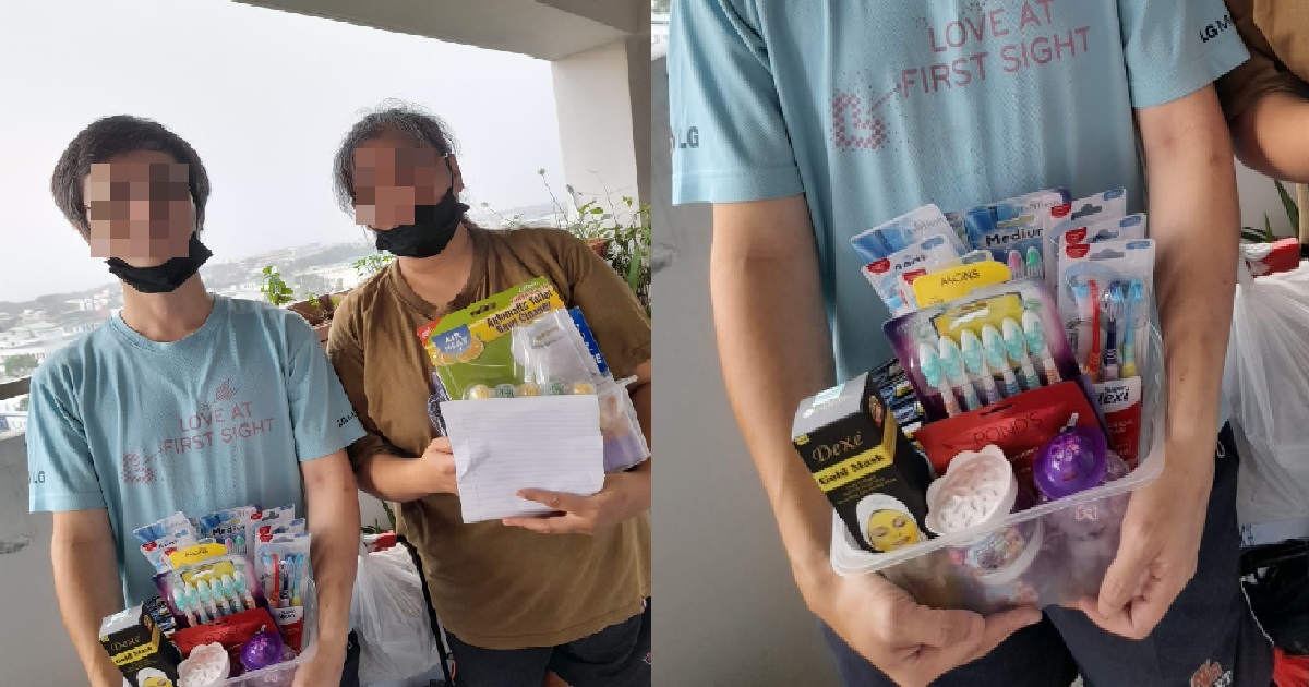 COUPLE WHO SLEEP IN THE STREETS, GOES DOOR TO DOOR IN HDB BLOCKS SELLING ITEMS