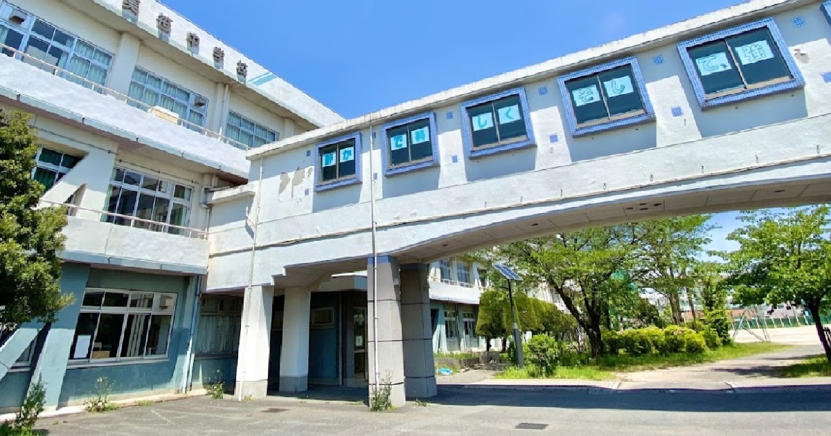 17 Y.O TRESPASSED INTO SCHOOL & STABBED TEACHER, ALSO KILLED & DISMEMBERED CATS