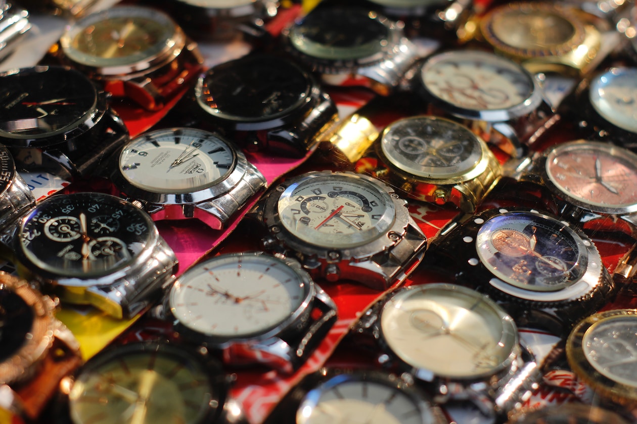 MAN BOUGHT CHEAP WATCHES, BLUFF FRIENDS THAT IT’S LUXURY AND SOLD THEM FOR HUGE PROFIT
