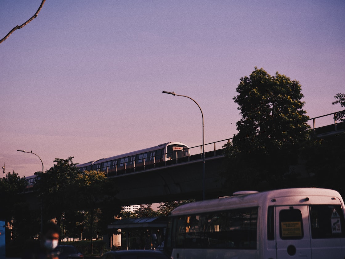 STRANGER WOMAN LIES ON MAN’S SHOULDER ON MRT, NETIZEN ASK THEM TO BTO