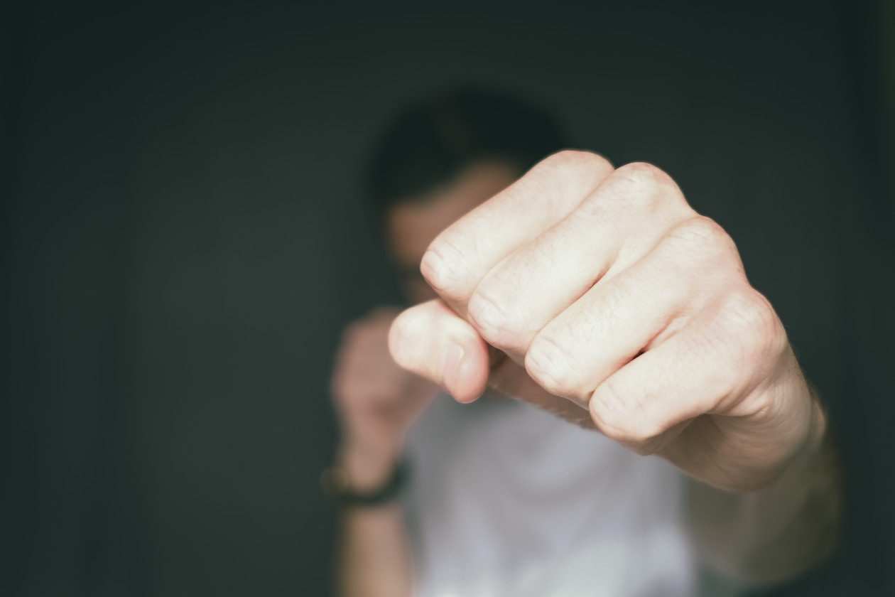 MAN FOUND GF’S LOVER HIDING UNDER THE BED AND BEAT BOTH THE MAN & GF UP