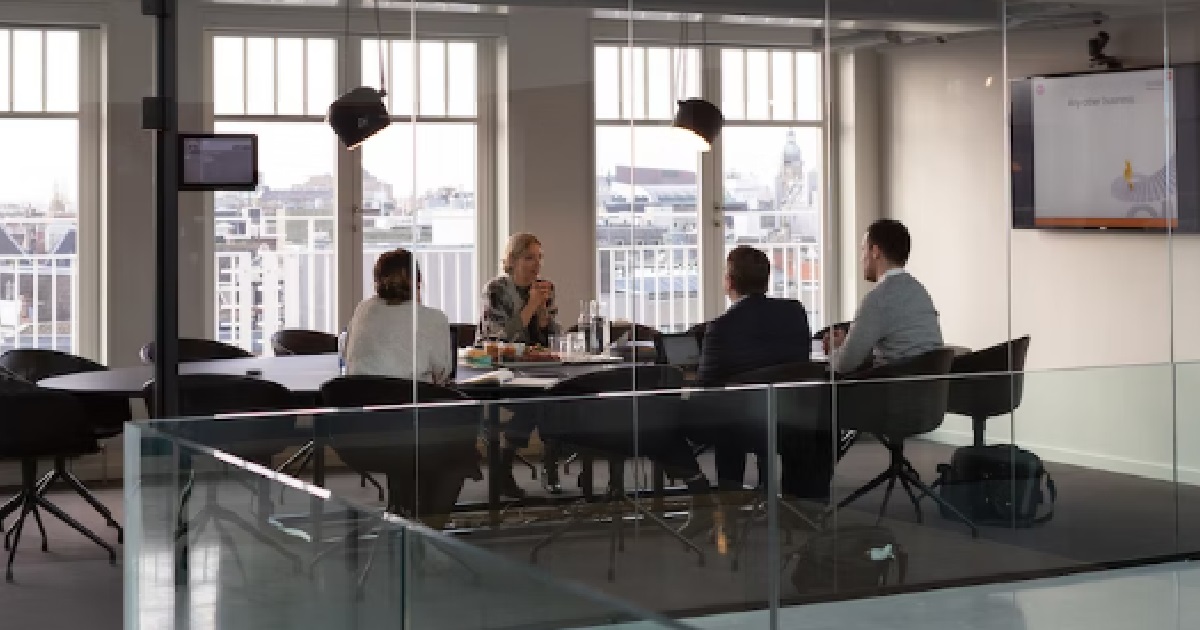 MAN KEEP PERSONAL/WORK LIVES SEPARATE, ONLY INTERACTION WITH COLLEAGUES IS LUNCH