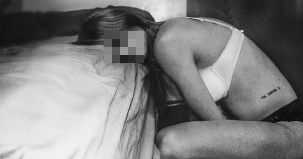 GIRL GOT HER PERIOD MIDWAY THROUGH PIAK PIAK WITH FWB, BLOOD EVERYWHERE