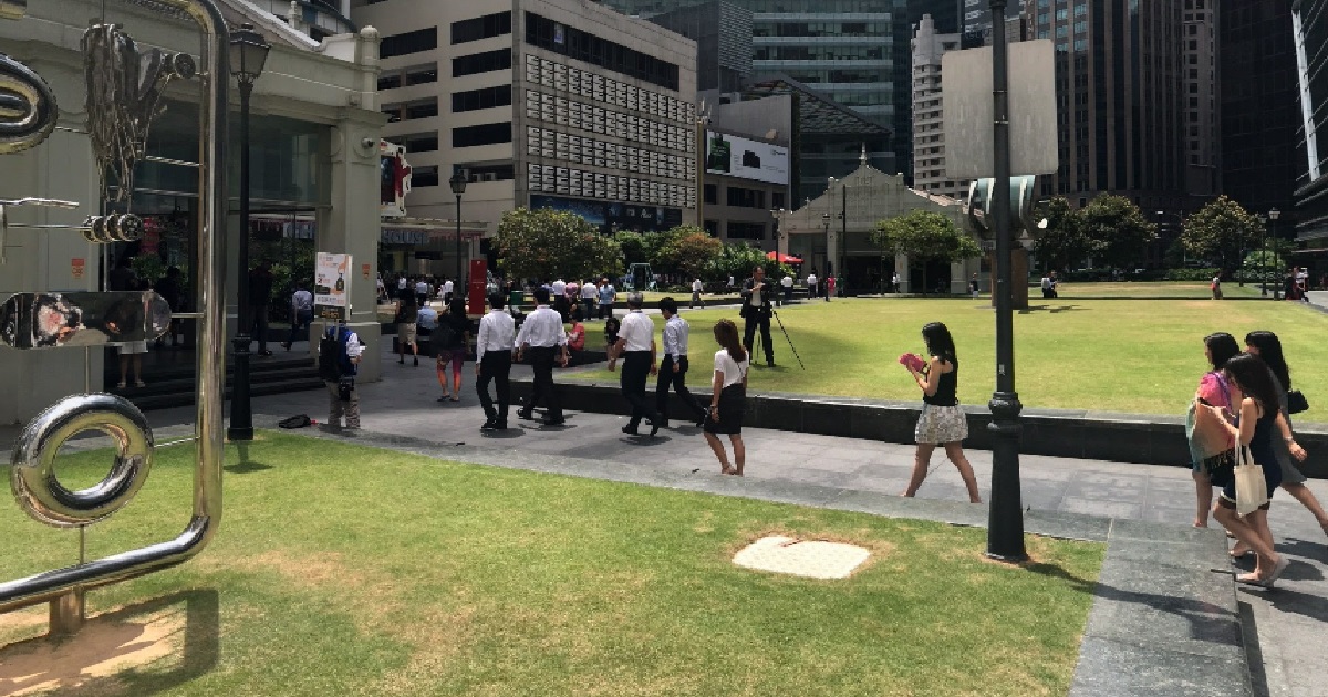 CRAZY MAN HARASSING CONSTRUCTION WORKERS & SPITTING AT COUPLE @ RAFFLES PLACE