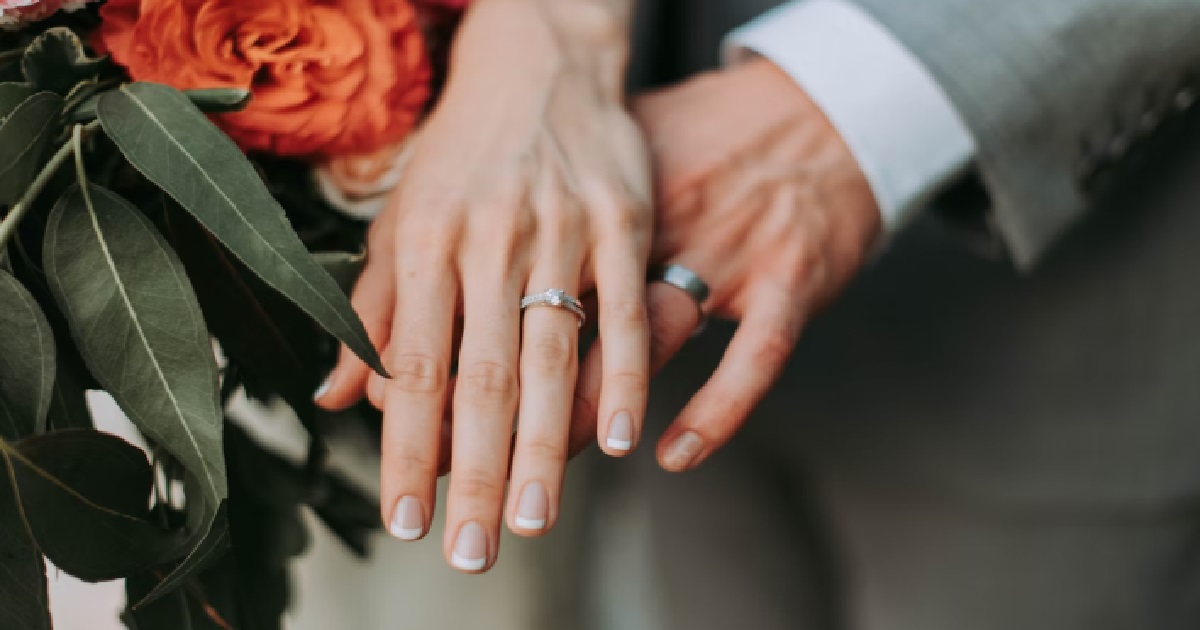 HUSBAND TAKES OFF WEDDING RING WHEN TAKING PHOTOS, WANTS WOMEN TO THINK HE’S SINGLE